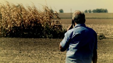 idős gazda telefonon ügyintézés szántóföld