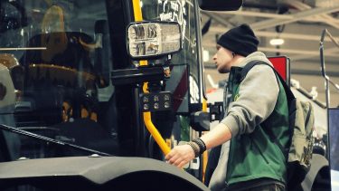 gépkiállítás fiatal férfi kombájnon