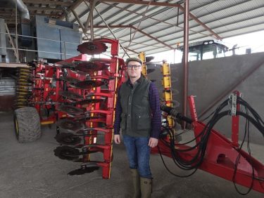 Nyilas László a Väderstad munkagép mellett a telephelyen.