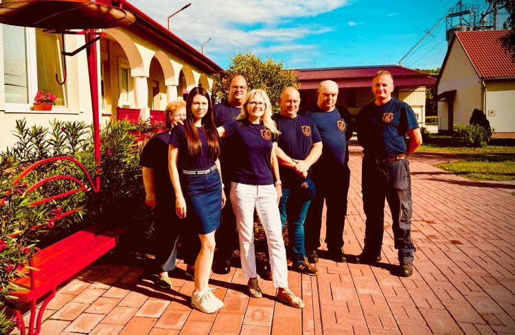 Traktor, kajak, kert: a szőke nő szavai a nagygazdaság élén