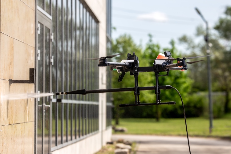 Az ABZ Innovation C10-es magasnyomású tisztító drón működés közben.