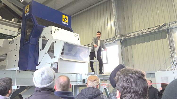 Rádi Martin, a Pannon Genetic Kft. ügyvezető igazgatója bemutatja az új vetőmagüzemüket