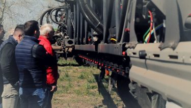 fiatal és idős gazda permetezőgép-szórókeret ellenőrzés