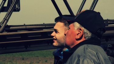 fiatal gazda idős gazdálkodó permetezőgép szórókeret