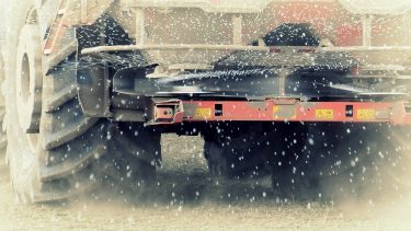 repítőtárcsás műtrágyaszórás szántóföldön