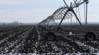 hómaradvány szántóföldön öntözőrendszer alatt