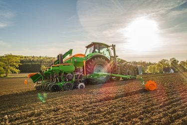 A Precea vetőkocsija stabil mélységtartással dolgozik változó talajállapotok mellett.