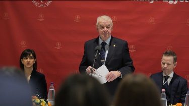 Prof. Dr. Sótonyi Péter rektor köszöntőt mond egy rendezvényen