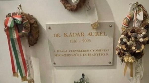 Emléktáblát kapott a „gazemberek bibliájának” alkotója