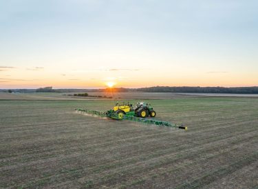 John Deere permetező munkavégzés közben a táblán.