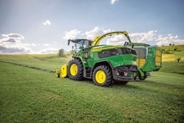 John Deere F8 önjáró szecskázógép betakarítás közben.