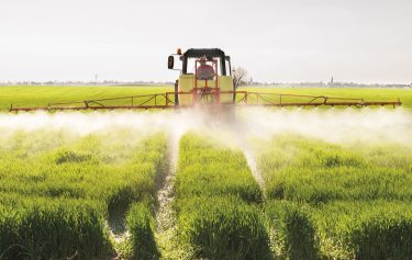 traktor fiatal búzát permetez szórókeret-fúvókákról