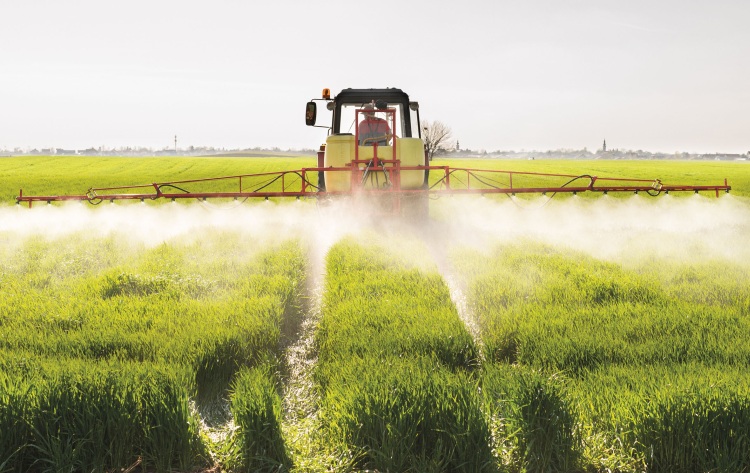 traktor fiatal búzát permetez szórókeret-fúvókákról