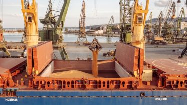 gabonaszállító tanker kikötőben