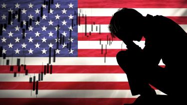 depressziós alak USA lobogó előtt