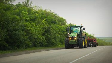traktor közúton munkagép-vontatmánnyal
