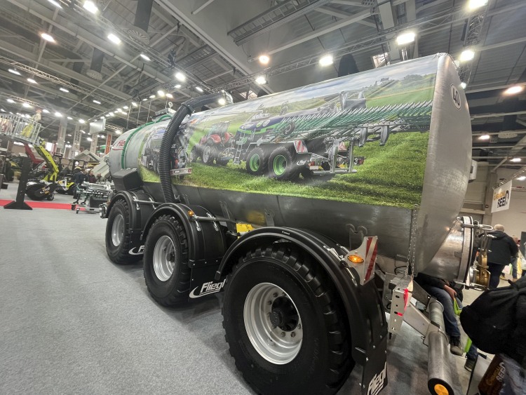 Nagy kapacitású hígtrágya-szállító tartálykocsi mezőgazdasági kijuttatási rendszer részeként.