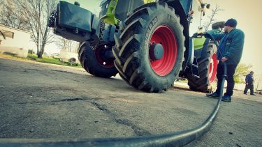 Traktor tankolása gazdaság saját üzemanyagkútján