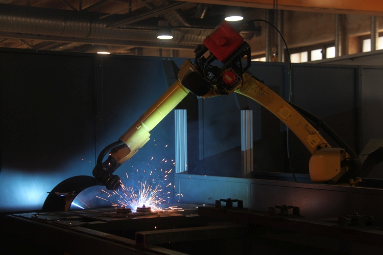 Lézervágó és hegesztőrobot a gyártási láncban 