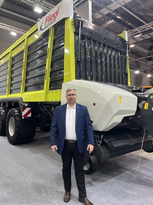 Fliegl Cargos 8500 rendfelszedőkocsi kiállításon, takarmánybetakarítási technológiát bemutatva.