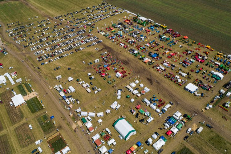 A légi felvételen a NAK Szántóföldi Napok és AgrárgépShow mezőfalvai helyszíne látható, kiállítói területekkel, gépbemutatókkal és parkolókkal.