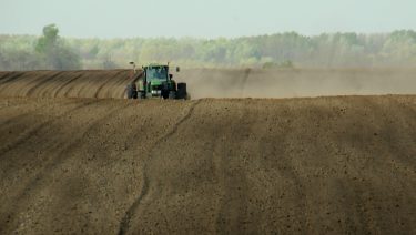 száraz talaj vetés traktor munkagép