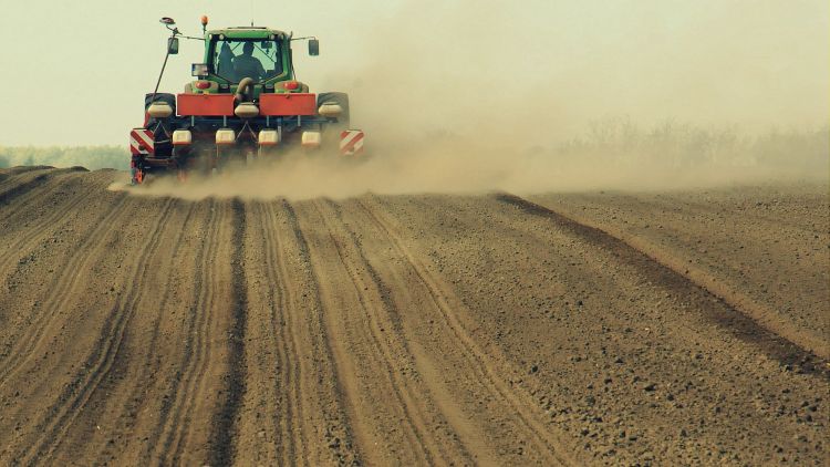 vetés száraz termőtalaj traktor vetőgép