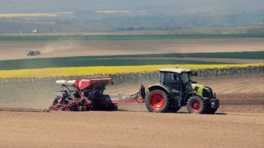 talajművelés szántóföldön traktor