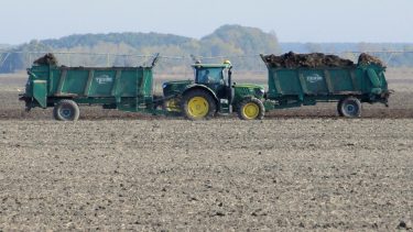 szervestrágya-kijuttatás traktor szántóföld