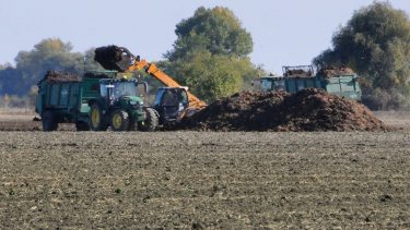 Szervestrágya-kijuttatás szántóföldi kultúrára ősszel traktorral
