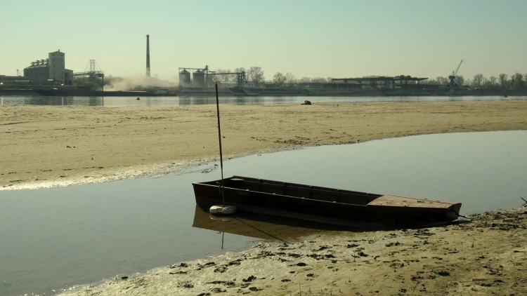 Búzaszállító uszály kapott léket, a Duna évek óta problémás