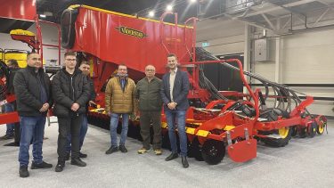 A dunapataji gazdaság csapata és a Spirit 600 az AGROmashEXPO szakkiállításon.