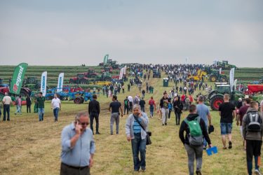 A mezőfalvai rendezvény egyik legnagyobb ereje, hogy a látogatók közvetlenül a gépek és technológiák között tájékozódhatnak. (Fotó: NAK)