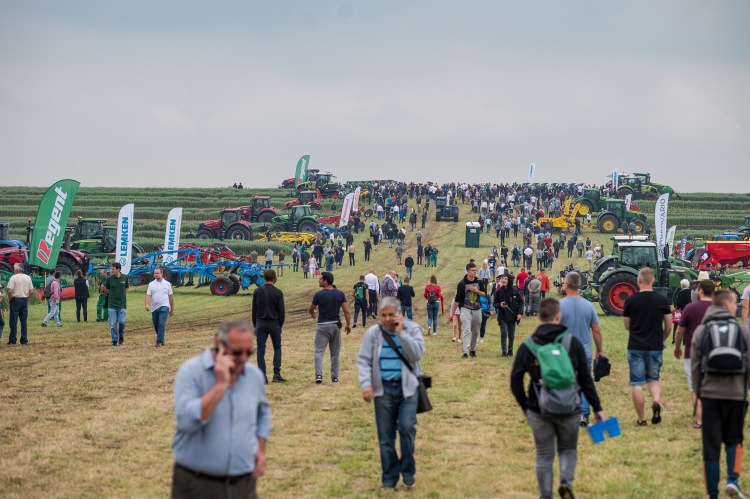A mezőfalvai rendezvény egyik legnagyobb ereje, hogy a látogatók közvetlenül a gépek és technológiák között tájékozódhatnak. (Fotó: NAK)
