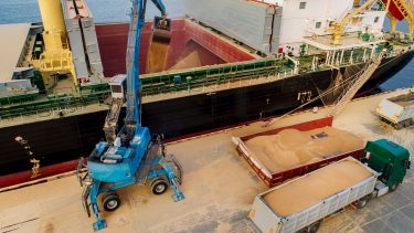 takarmány-alapanyag tengeri szállítás hajó kamion