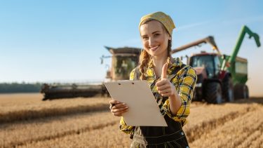 gazdaságvezető adminisztrál szántóföldön