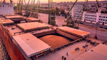 Gabonaszállító tanker kikötőben globális gabonaexport