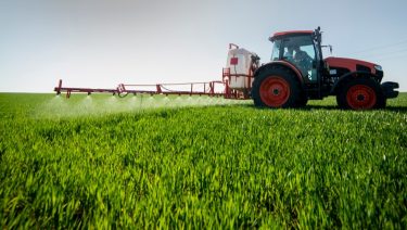 kalászos tavaszi növényvédelmi permetezés traktor vontatott permetezőgép