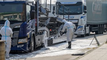 Higiéniai, biológiai biztonsági műveletek a közúti határátkelőkön 2025 tavaszán a száj- és körömfájás miatt Európában