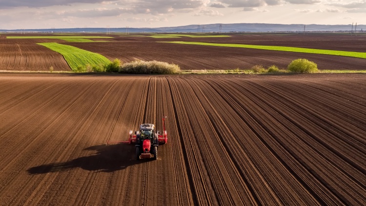 talajművelés vetés szántóföld traktor munkagép