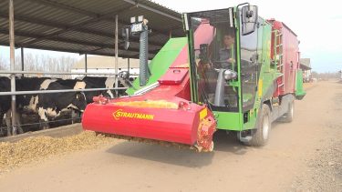 Strautmann PRIMUS 620 takarmánykeverő-kiosztó kocsi Csorváson. (Fotó: Kristóf Imre, Horizont Média)