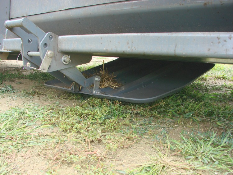 A talaj egyenetlenségeit követő csúszótalpak kopottsága, rugózottsága is ellenőrizendő