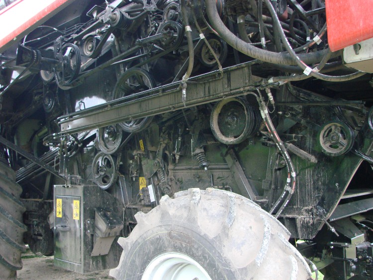 Ellenőrizzük az ékszíjak és hajtóláncok épségét, feszességét, a variátortárcsák illeszkedését