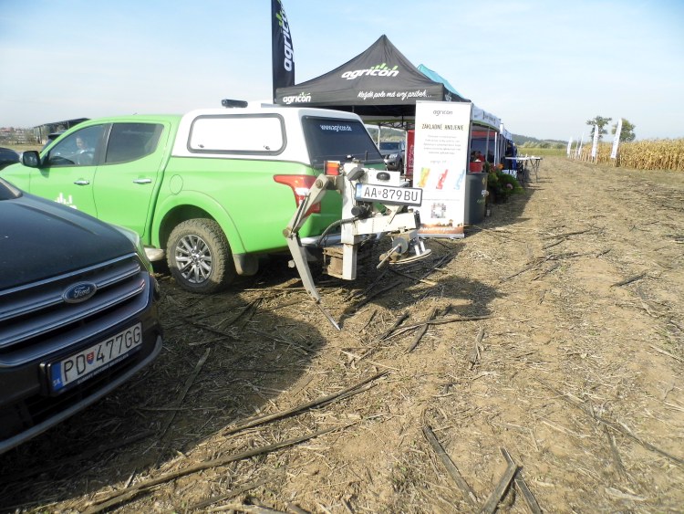 1. kép. Platós terepjáró személygépkocsi talajmintavevő egységgel (a fotók a szerző saját felvételei)