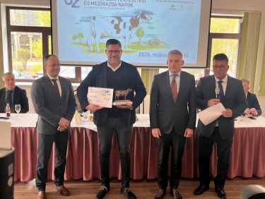 díjátadón áll oklevéllel és díjjal négy ember Humikal