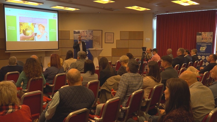 Pattzai Szabolcs, a Kék Fehér Szív country managere előadást tart a konferencián (Fotó: Horizont Média)