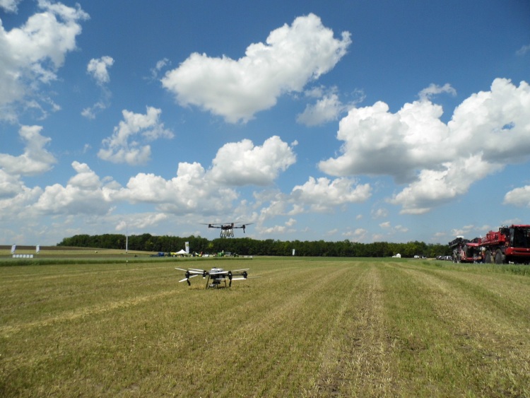 3. kép. A permeteződrónok folyékony és szemcsés műtrágyák kijuttatását is elvégezhetik