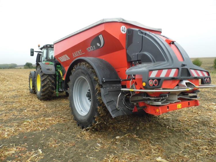 5. kép. Gumihevederes, lehordószerkezetes, kormányzott futóműves, röpítőtárcsás vontatott műtrágyaszóró