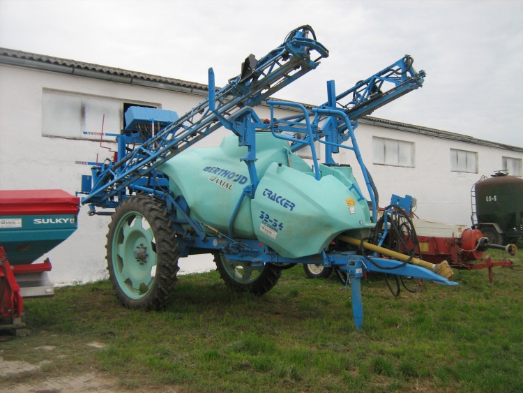 7a-b. kép. Vontatott és magajáró permetezőgépek