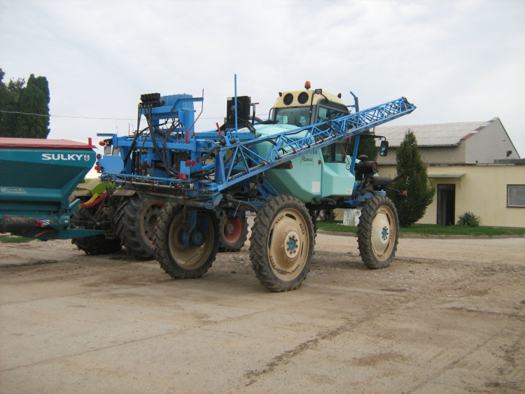 7a-b. kép. Vontatott és magajáró permetezőgépek